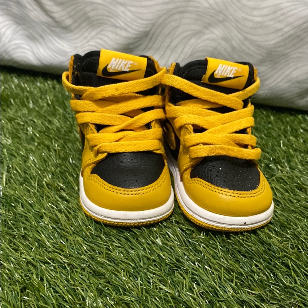 Nike Kids Black and Yellow Sneakers